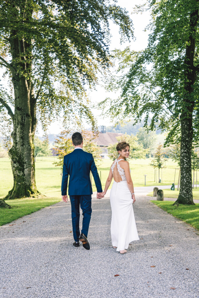 Hochzeitsfoto - Braut und Bräutigam Hand in Hand am weglaufen